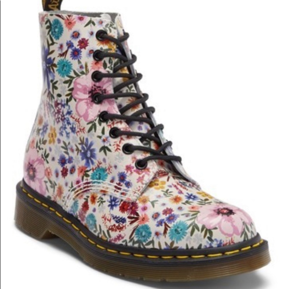 DR MARTENS WANDERLUST ( FLORAL ) 1460 LIKE NEW
